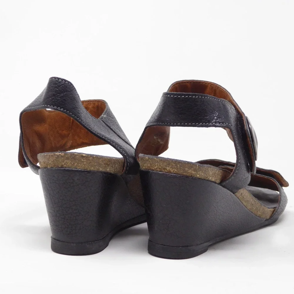 Taos Women Carousel 3 Wedge Sandals Black Leather Medallion Accents 39 / 8-8.5
